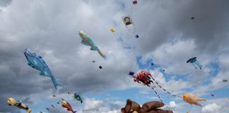 Festival der Riesendrachen zum siebten Mal auf dem Tempelhofer Feld in Berlin Riesendrachen über dem Tempelhofer Feld in Berlin.