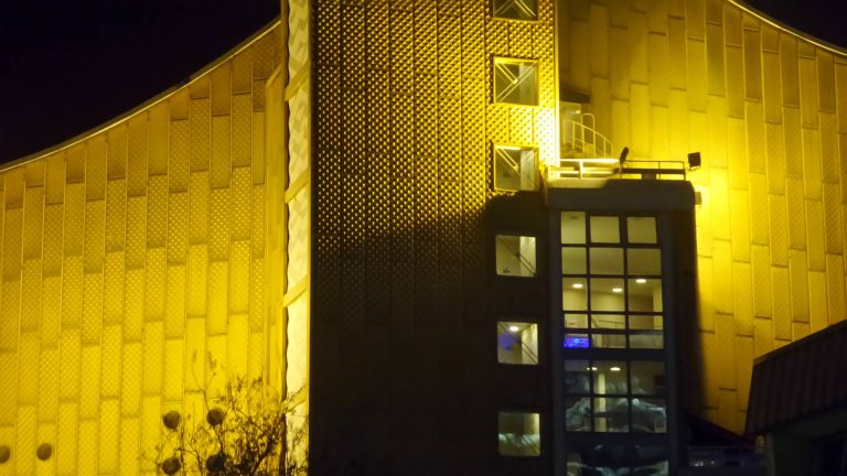 Bei nächtlicher Blick auf die Philharmonie in Berlin.