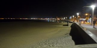 Mallorca ist überall. Wann schafft es eine Nachricht in die Schlagzeilen? Der Chaos-Oktober im Zeitraffer Strand "PLAYA DE PALMA" auf Mallorca (Balearen, Spanien) bei Nacht im Oktober 2018 um 5 Minuten vor 12 in einer Nacht, in der über ein Dutzend Menschen auf der Insel durch Starkregen starben. Symbolbild für Gefahren, im Text geht es um Kohlenmonoxidvergiftungen; im Dez. 2022 starben zwei Briten auf Mallorca dadurch.