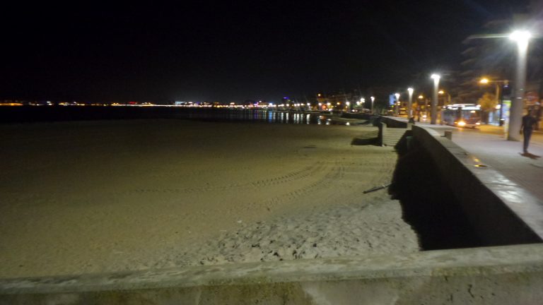 Strand "PLAYA DE PALMA" auf Mallorca (Balearen, Spanien) bei Nacht im Oktober 2018 um 5 Minuten vor 12 in einer Nacht, in der über ein Dutzend Menschen auf der Insel durch Starkregen starben. Symbolbild für Gefahren, im Text geht es um Kohlenmonoxidvergiftungen; im Dez. 2022 starben zwei Briten auf Mallorca dadurch.
