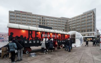 Ein alter Möbelwagen in Schwarz und Rot steht in der Stadt