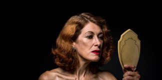 „Blonde Poison“ von Gail Louw mit Dulcie Smart als Stella Goldschlag in der Berliner Brotfabrik