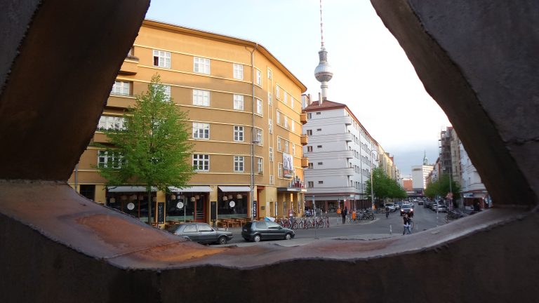 Kino Babylon Mitte in Berlin durch Räuberrad vor der Volksbühne fotografiert; Blickrichtung Süd/ Alexanderplatz (Alex.). © 2019, Foto/BU: Andreas Hagemoser