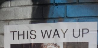 Was verbindet Beth Gibbons von Portishead, Henryk Gorecki und Theresa May? Der 29. März 2019 Hegel vom Kopf auf die Füße stellen? Plakat in Berlin-Charlottenburg am 22.März 2019