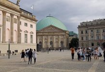 Nicht der Chor der Verdummten soll auf dem Berliner Bebelplatz zu Gehör gebracht werden, sondern der Gefangenen – „Staatsoper für alle“ 2026