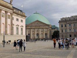 Nicht der Chor der Verdummten soll auf dem Berliner Bebelplatz zu Gehör gebracht werden, sondern der Gefangenen – „Staatsoper für alle“ 2026