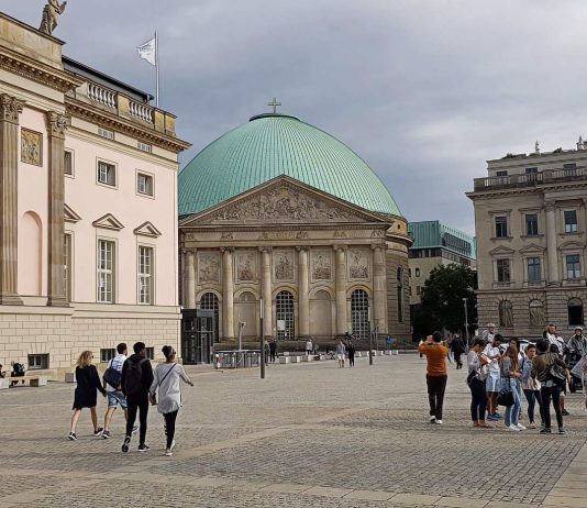 Nicht der Chor der Verdummten soll auf dem Berliner Bebelplatz zu Gehör gebracht werden, sondern der Gefangenen – „Staatsoper für alle“ 2026