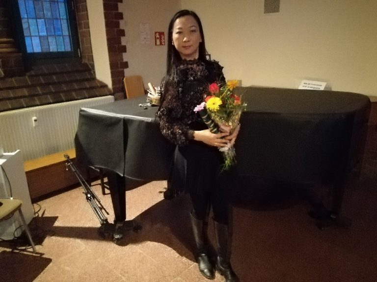 Agapemahl in der Kapernaumkirche mit Musik. Sängerin Julia Sunzi Zhao zu Gast