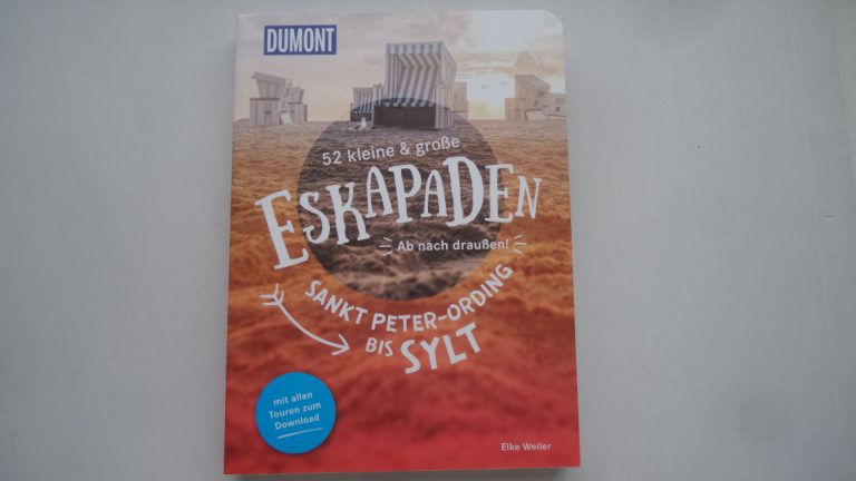 Cover des Nordfriesland-Reiseführers "52 kleine und große Eskapaden von Sankt-Peter-Ording bis Sylt" von Elke Weiler aus dem DuMont-Reiseverlag.