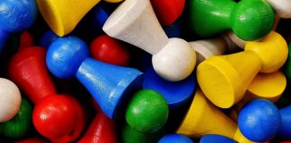 Spielwarenmesse in Nürnberg ’24 – vom 30. Januar bis 3. Februar Solche Spielfiguren kann man auf der Spielwarenmesse 2024 in Nürnberg, der weltgrößten ihrer Art, allerorten sehen. Spielzeug, Spielzeugautos, Puzzles, Brettspiele, Schach, Drachen, alles Mögliche