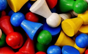 Spielwarenmesse in Nürnberg ’24 – vom 30. Januar bis 3. Februar Solche Spielfiguren kann man auf der Spielwarenmesse 2024 in Nürnberg, der weltgrößten ihrer Art, allerorten sehen. Spielzeug, Spielzeugautos, Puzzles, Brettspiele, Schach, Drachen, alles Mögliche