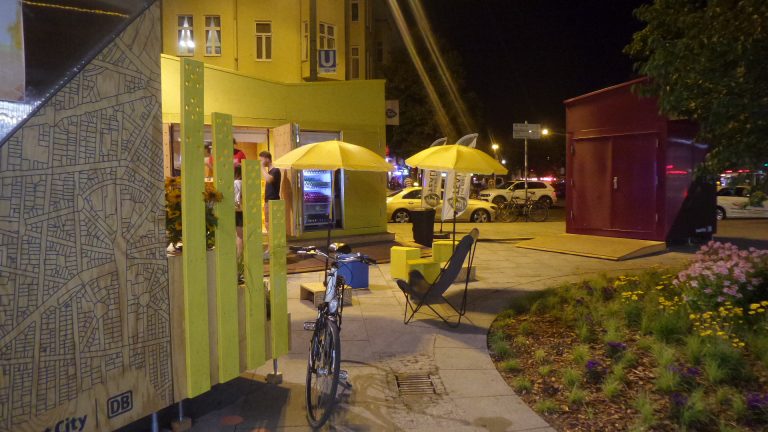 Musik mit Eis und Eistee. Großer Bahnhof in Charlottenburg mit Konzert