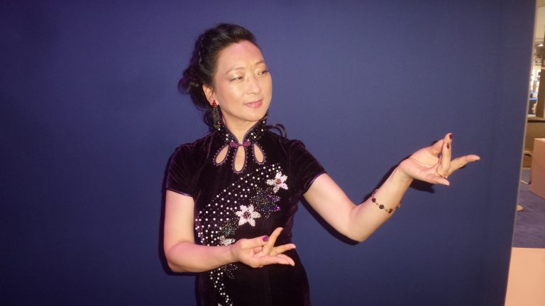 Sängerin Julia Zhao auf der IFA. Tanzgruppe auf der Bühne in Halle 9