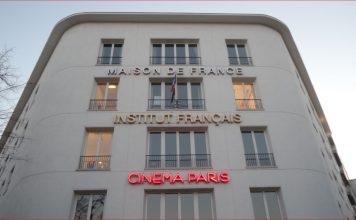 Eine Frau mit berauschenden Talenten. Der Esel, ich. Schnell ins Kino! Kurfürstendamm Ecke Uhlandstraße Südwestecke Berlin-Charlottenburg