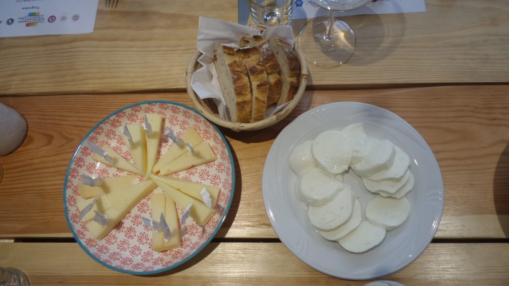 Käse auf Tellern auf einem Holztisch, da er schmelzen kann: LYRISCH: Kunst zum Dahinschmelzen