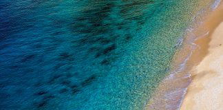 Sand und See, „Land und Meer von oben“ in einem Kalender für das Jahr 2020