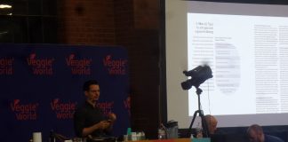 Veggieworld mit Kochshows und -büchern, Vorträgen, veganen Produkten