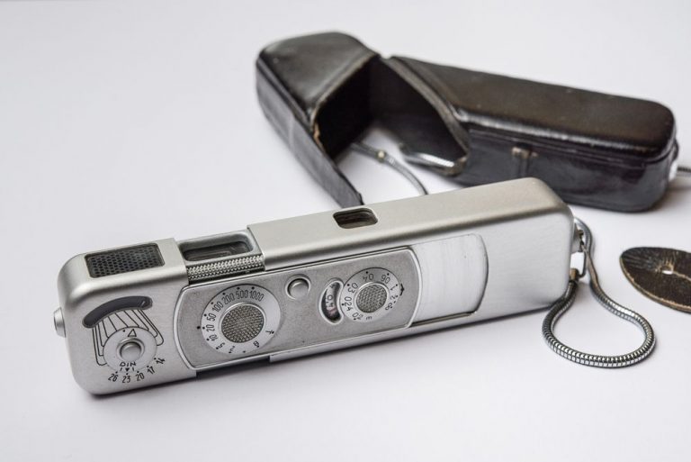 Eine Kleinbildkamera der Marke Minox für ein großes Museum – Schenkung persönlicher Gegenstände von Hannah Arendt aus der privaten Sammlung von Edna Brocke an das DHM Berlin
