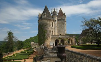 Pâtés, Monbazillacs und Morde rund um Schloss Les Milandes in der Provinz Périgord – Ein Fall für Bruno, Chef de police – Zum Kriminalroman „Connaisseur“ von Martin Walker