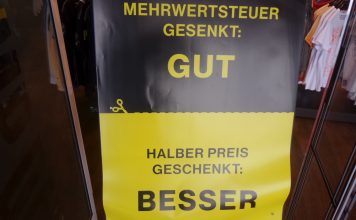 Neues Einkaufswunderland. Einkaufen jetzt billig! Wo? Was? Wieviel? Mehrwertsteuersenkung, Aufsteller Kundenwerbung am 2.7.2020 Joachimstaler Straße/ Joachimsthaler Str. in Berlin-Charlottenburg