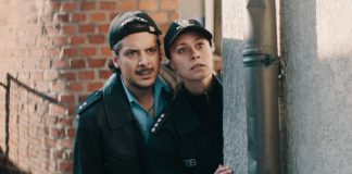 Komisch-klamaukige Kleinstadt-Polizisten in „Faking Bullshit“ – Uniformierte Migrantifa- und Trallala-Miliz in einer politisch-korrekten Ende-gut-alles-gut-Kriminalkomödie