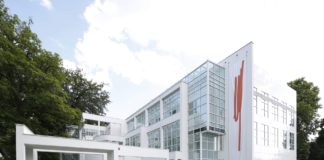 Ferdinand Kramer kennenlernen in der kleinen Objektpräsentation „Kramer lieben. Objekte. Architektur. Film. Kunst. Gespräch“ im Museum Angewandte Kunst