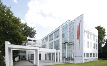 Ferdinand Kramer kennenlernen in der kleinen Objektpräsentation „Kramer lieben. Objekte. Architektur. Film. Kunst. Gespräch“ im Museum Angewandte Kunst