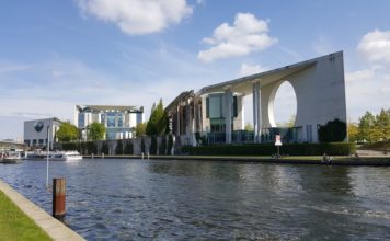 Das Staatsballett Berlin geht am 26.8.2022 auf Schiffstour oder Schwanensee auf der Spree