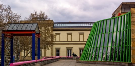 Treten zwischen Traum und Tatsächlichkeit in der Staatsgalerie Stuttgart – „Alles surreal?! Fotografie im Kosmos des Surrealismus“