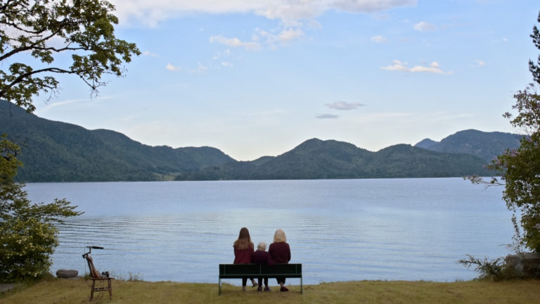 Dokumentarfilm, Heimatfilm, Farbfilm… – Zum Film „Walchensee Forever“ von und mit Janna Ji Wonders