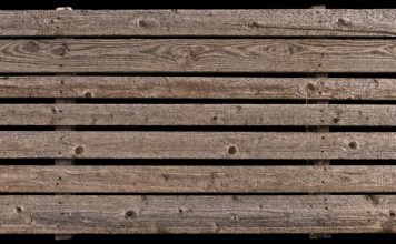 Glosse: Sind die Bretter, die für Lohnarbeiter am Deutschen Totalitaristen-Theater der Migranten-Metropole Berlin im Vasallen- und Apartheidstaat BRD womöglich die Welt bedeuten, aus Fichte?