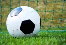 Fußballgucken in Berlin. Unsere EMpfehlungen fürs Endspiel und fürderhin am Kurfürstendamm Fußball: Der Sport führt zu Wettbewerben wie der EM, WM oder Pokal und dann gibt es ein Endspiel (Finale). Im deutschen Pokal ist das im Berliner Olympiastadion, bei der "Euro" genannten EM 2024, der Europameisterschaft des Herrenfußballs, dasselbe Stadion in Berlin-Charlottenburg. Das Stadion ist das größte deutsche, aber wer nicht hin kann, will Fußballgucken in Berlin an öffentlichen Fernsehern und Leinwänden (Public Viewing). Am besten am Kurfürstendamm. EMpfehlungen geben wir gern.