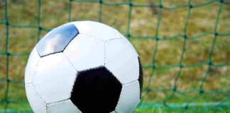 Fußballgucken in Berlin. Unsere EMpfehlungen fürs Endspiel und fürderhin am Kurfürstendamm Fußball: Der Sport führt zu Wettbewerben wie der EM, WM oder Pokal und dann gibt es ein Endspiel (Finale). Im deutschen Pokal ist das im Berliner Olympiastadion, bei der "Euro" genannten EM 2024, der Europameisterschaft des Herrenfußballs, dasselbe Stadion in Berlin-Charlottenburg. Das Stadion ist das größte deutsche, aber wer nicht hin kann, will Fußballgucken in Berlin an öffentlichen Fernsehern und Leinwänden (Public Viewing). Am besten am Kurfürstendamm. EMpfehlungen geben wir gern.