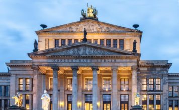 Der Dirigenten Lahav Shani und die Münchner Philharmoniker sind beim Musikfest Berlin „herzlich willkommen“