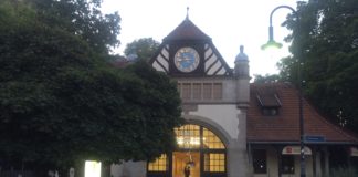 Wiedereröffnung der Büchertelefonzelle am Gleis 17 mit Prominenz Bahnhof Berlin-Grunewald - die Züge fahren wieder, hier S-Bahn, die Fernbahn rauscht durch ( DB Deutsche Bahn). Auf dem Platz vor dem Eingang, im Bild quasi vorn links am Rand, steht die Telefonzelle mit Büchern zum Gleis 17, offen für alle. Eintritt frei. Die Wiedereröffnung der Büchertelefonzelle am Gleis 17 mit Michael Müller, Regierender Bürgermeister a.D. und anderen erfolgt am 23. Februar 2024 um 12 Uhr an der Zelle