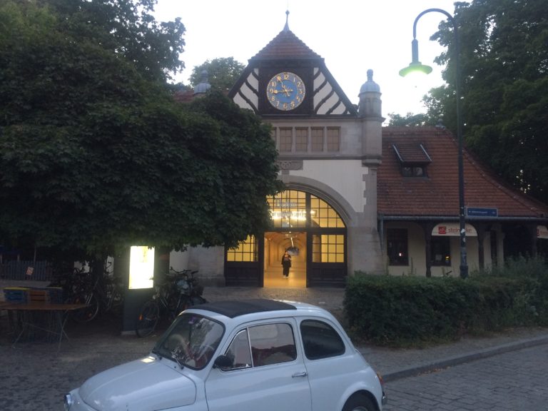 Bahnhof Berlin-Grunewald - die Züge fahren wieder, hier S-Bahn, die Fernbahn rauscht durch ( DB Deutsche Bahn). Auf dem Platz vor dem Eingang, im Bild quasi vorn links am Rand, steht die Telefonzelle mit Büchern zum Gleis 17, offen für alle. Eintritt frei. Die Wiedereröffnung der Büchertelefonzelle am Gleis 17 mit Michael Müller, Regierender Bürgermeister a.D. und anderen erfolgt am 23. Februar 2024 um 12 Uhr an der Zelle