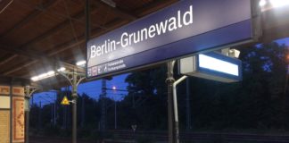 Fahren Sie Bahn solange es noch geht. Signale auf Streik © Photo/ BU Andreas Hagemoser 2022 leerer Bahnsteig, aber die Züge fuhren am Samstag ab etwa 15:30 wieder. Die S-Bahn wird betrieben durch die S-Bahn Berlin GmbH und die gehört zur Bahn