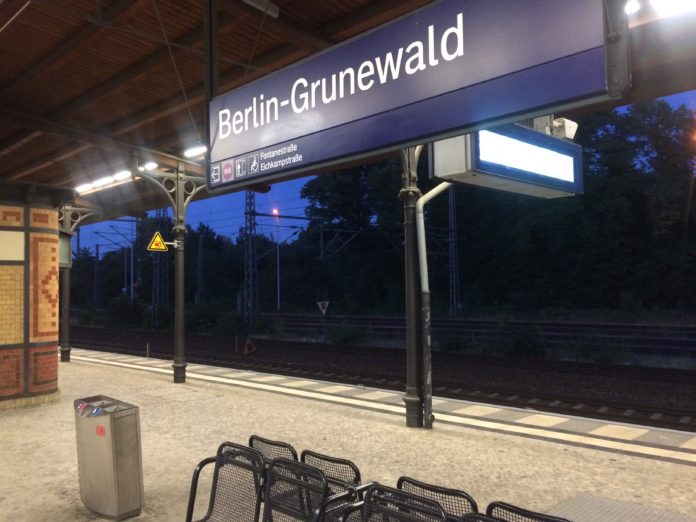 © Photo/ BU Andreas Hagemoser 2022 leerer Bahnsteig, aber die Züge fuhren am Samstag ab etwa 15:30 wieder. Die S-Bahn wird betrieben durch die S-Bahn Berlin GmbH und die gehört zur Bahn