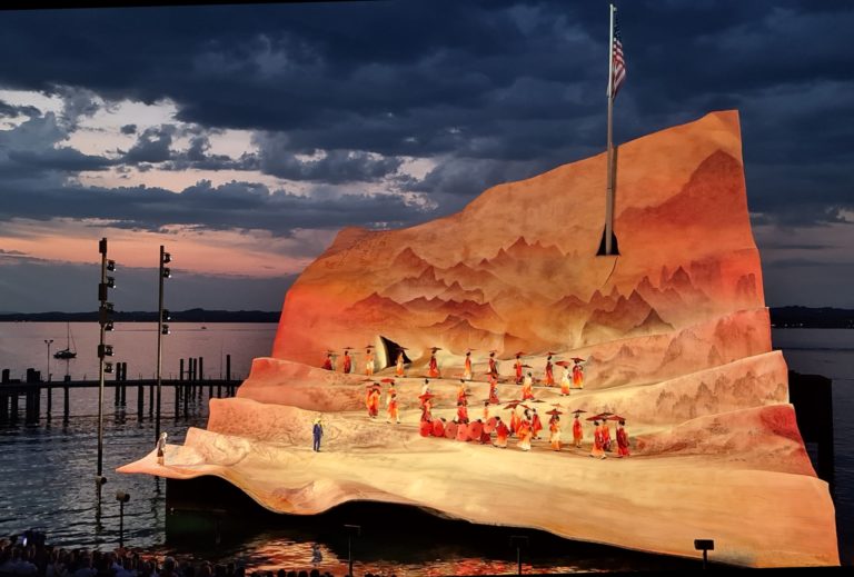 Grandioser Abschluss der Bregenzer Festspiele – Poesie und Perfektion: Puccinis „Butterfly“ als szenisch meisterhaftes und musikalisch phänomenales Glanzstück auf der Seebühne