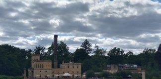 Eine neue Brauerei in der alten Meierei im Neuen Garten im alten Potsdam – zurzeit unser Lieblingsreiseziel im Sommer und Herbst Eine neue Brauerei in der alten Meierei im Neuen Garten in Potsdam am Jungfernsee in der Havel in Brandenburg.