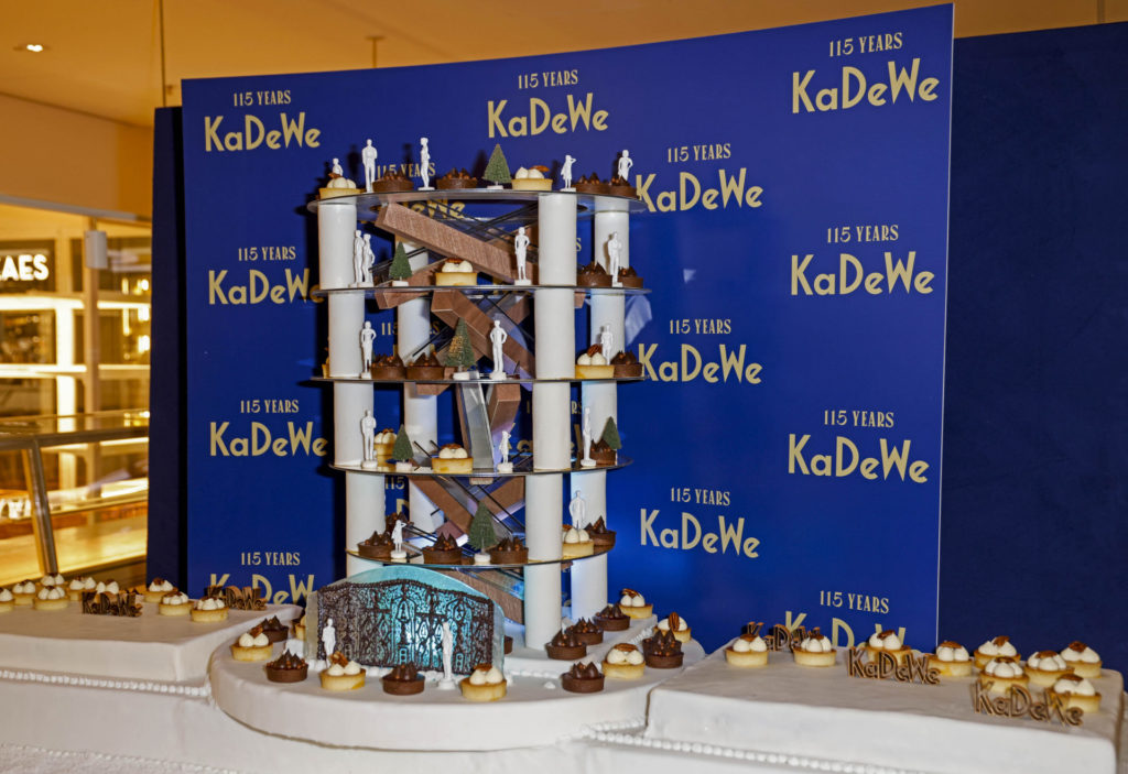 Eine Torte, mit der 115 Jahre KaDeWe gefeiert wurden. Das KaDeWe ist das größte Kaufhaus Deutschlands, auf jeden Falls Berlins.