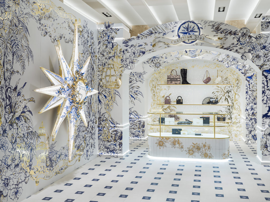 115 Jahre KaDeWe - was das an Luxus bedeutet, zeigt dieser in weiß und gold gehaltene Stand eines Pariser Luxusdesigners.