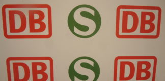 Bahnfahren mit Behinderungen in Deutschland, England, Frankreich: Stürme und Streiks Aufnahme aus dem Bahnhof Berlin-Zoologischer Garten, 4 DB-Signets von der Deutschen Bahn und 2 S-bahn-Signets von der S-Bahn-Berlin GmbH