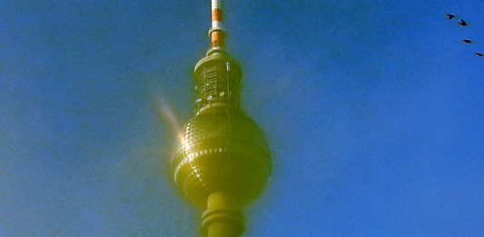 „Gallery Looks“ – Modeinszenierungen zur Berliner Modewoche in der Gemäldegalerie der Migrantenmetropole Berlin