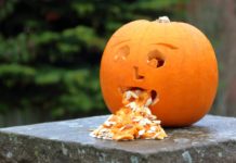 Unwohlsein bei der Aufführung des Spiegelstückes „Mirror Piece“ von Joan Jonas auf der Terrasse der Neuen Nationalgalerie