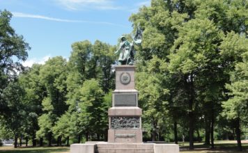 Dresdner Heldentaten am Sowjetischen Ehrenmal – Eine Kunstaktion in Dresden will eine Debatte über sowjetische Ehrenmale anregen