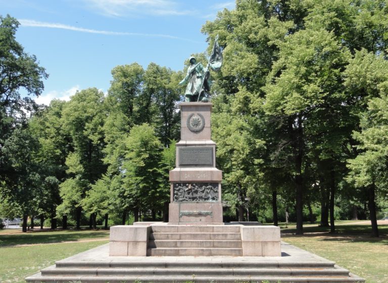 Dresdner Heldentaten am Sowjetischen Ehrenmal – Eine Kunstaktion in Dresden will eine Debatte über sowjetische Ehrenmale anregen