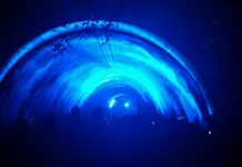„Ich bin zu müde, um schlafen zu gehen“ (gesungen) Potsdamer Schlössernacht 2023 im Park Sanssouci: Durch Laserlicht und Trockeneis erzeugte Illusion eines sogenannten Lasertunnels.