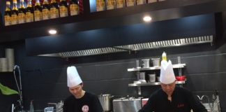 Schlangestehen für handgezogene Nudeln im Jade-Palast handgezogene Nudeln im Jade-Palast im Berliner Bezirk Charlottenburg-Wilmersdorf im Ortsteil Charlottenburg Kantstraße Ecke Krummestraße.