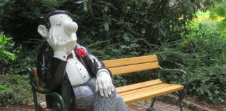 „Ach was. Loriot zum Hundertsten“ im Caricatura-Museum in Frankfurt am Main und einmal auf dem Loriotplatz in Bremen